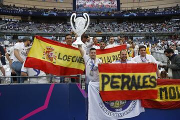 Los aficionados del Real Madrid empiezan a llegar al estadio.
