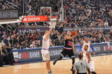 Stephen Curry se lanza a anotar en el All Star Game celebrado en Nueva York.