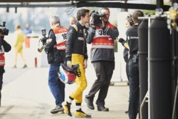 El piloto británico de Renault Joylon Palmer entra en el box.