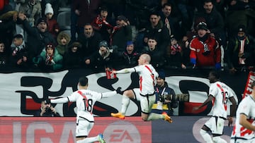 MADRID, 14/12/2024.- El delantero del Rayo Vallecano, Isaac Palazón "Isi", celebra el tercer gol de su equipo durante el encuentro correspondiente a la jornada 17 de Laliga EA Sports que disputan hoy sábado Rayo Vallecano y Real Madrid en el estadio de Vallecas, en Madrid. EFE / Juanjo Martín.