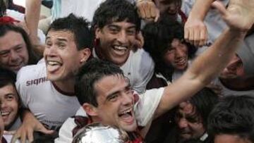 <b>DESEADO. </b>Santiago Hoyos celebra un título cuando era jugador del Lanús.