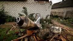 A Russian missile is seen lying at the garden of a house, following an early morning missile strike, as Russia's attack on Ukraine continues, in Kramatorsk, Donetsk region, Ukraine, October 4, 2022. REUTERS/Zohra Bensemra      TPX IMAGES OF THE DAY