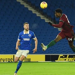 Owen Otasowie juega con los Wolves, pero lo revientan en redes al fallar una ocasión de gol