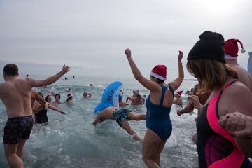 Recibir el a?o ba?ndose en la Barceloneta es una de esas tradiciones que muchos conocen pero que pocos barceloneses valientes se atreven a llevar a cabo.