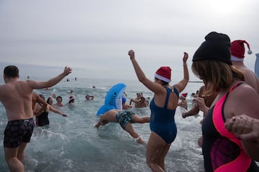 Recibir el año bañándose en la Barceloneta es una de esas tradiciones que muchos conocen pero que pocos barceloneses valientes se atreven a llevar a cabo.
