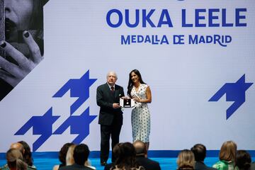 La vicealcaldesa de Madrid, Begoña Villacís, entrega la medalla para la fotógrafa Ouka Leele, que recoge el director de cine Rafael Gordón.