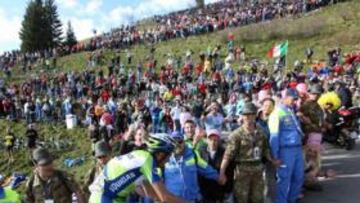 <b>AMBIENTAZO. </b>Basso, en plena ascensión al Zoncolan, donde miles de 'tifosi' animaron a los ciclistas.
