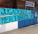 La Nova Creu Alta amanece con pancartas contra los jugadores