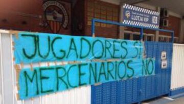 Pancarta contra los jugadores del Sabadell
