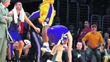 <b>CAE SERGIO, PASA PAU, UNA DÉCIMA Y...</b> Faltaban cuatro segundos y una décima. Los Lakers sacaron de banda para Pau Gasol, mientras Kobe Bryant colisionaba con Sergio Rodríguez, que cayó en posible falta de Bryant. La caída de Sergio liberó a Kobe, que recibió el pase de Pau y tiró casi desde el banquillo de los Kings: quedaba una décima. Triple letal, 109-108, mágico Kobe.