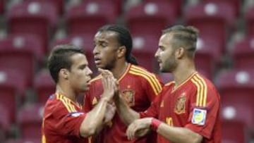 GEO30 ESTAMBUL (TURQUÍA), 24/06/2013.- El jugador de la selección española sub-20, Jese (d), celebra con sus compañeros de equipo, Juan Bernat (i) y Derik, tras marcar ante Ghana durante el partido del Mundial sub-20 de Turquía que ambas selecciones dispitaron en el Ali Sami Yen Arena de Estambul, Turquía, el 24 de junio de 2013. EFE/GEORGI LICOVSKI