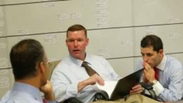 Mike Nolan (izquierda), Scot McCloughan y Jed York discuten en el draft room de los 49ers en 2008. Los Redskins esperan que el analista no haya perdido su toque.