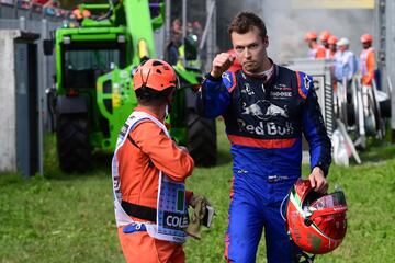 Daniil Kvyat abandona el circuito.