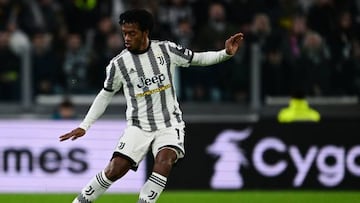 Juventus' Colombian defender Juan Cuadrado kicks the ball during the Italian Serie A football match between Juventus and Inter on November 6, 2022 at the Juventus stadium in Turin. (Photo by MIGUEL MEDINA / AFP) (Photo by MIGUEL MEDINA/AFP via Getty Images)