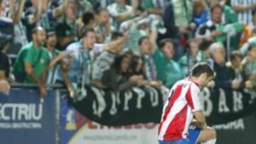 <b>ABATIDOS. </b>Así acabaron ayer el partido los jugadores y seguidores del Girona.