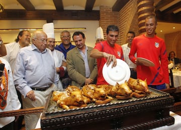 Reyes en el restaurante José María realizando el corte tradicional del cochinillo. 