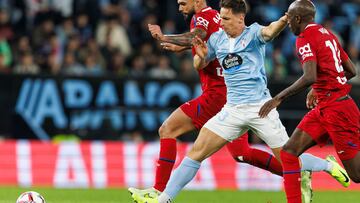 Tadeo Allende pugna con Alderete por el balón durante el partido disputado contra el Getafe en Balaídos.
