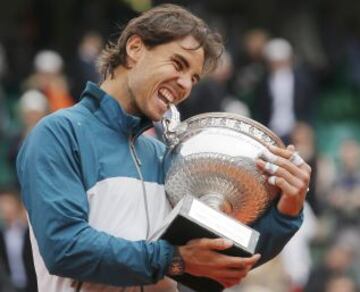 Rafa Nadal muerde el trofeo de Roland Garros 2013 después de derrotar a su compatriota David Ferrer en la final