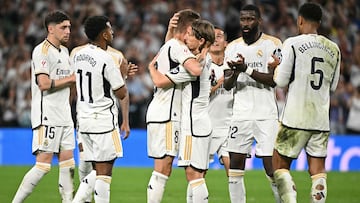 Modric abraza a Kroos cuando el alemán fue sustituido el sábado.