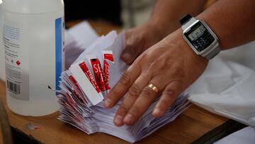 Santiago, 19 de diciembre 2021
Proceso de conteo de votos y cierre de mesas en el Instituto Superior de Comercio Insuco.
Raul Zamora/Aton Chile