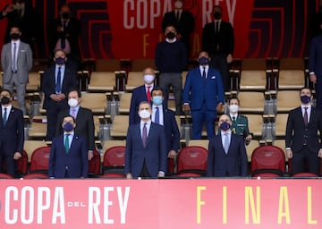 Juan Manuel Moreno, presidente de la Junta de Andalucía, Su Majestad el Rey Don Felipe VI y Luis Rubiales, presidente de la RFEF, en el palco del estadio de La Cartuja.