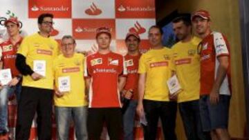 PODIO. Los integrantes del equipo español de periodistas, cuyo ‘team principal’ fue el veterano Jose María Rubio, reciben el tercer premio.