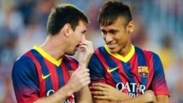 Messi charla con Neymar.