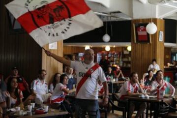 DEPORTES
LOS HINCHAS DE RIVER VIENDO EL PÁRTIDO EN BAR DEL ESTADIO.
FOTO ORTIZ GUSTAVO 16-12-15