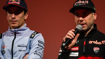 Álvaro Bautista habla junto a Marc Márquez durante el 'Campione in Festa' de Ducati.