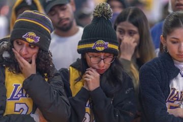 Seguidores de los Los Angeles Lakers y del mundo del baloncesto en general se han reunido en los alrededores del Staples para dar el último adiós a Kobe.