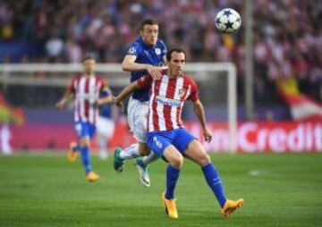 Jamie Vardy y Diego Godín.