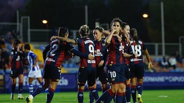 Alba Redondo celebra uno gol.