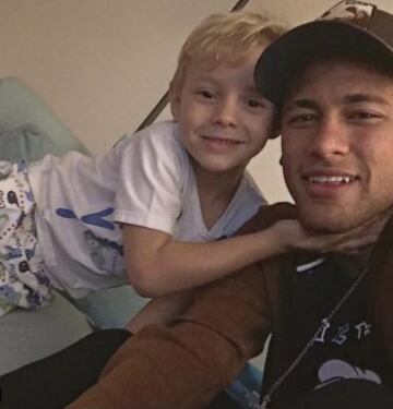 Neymar con su hijo.