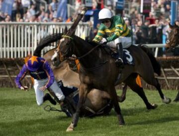 Grand National 2015. Ruby Walsh se va al suelo.