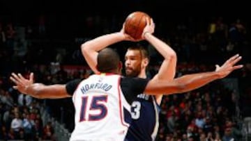 Al Horford defiende a Marc Gasol.