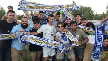 Bufandas de la nueva peña homenaje a Alberto Vitoria.