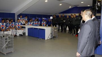 Chen, con la plantilla.