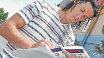 <b>SE LO PIENSA. </b>Gustavo Reggi podría firmar autógrafos en breve, con la camiseta herculana.