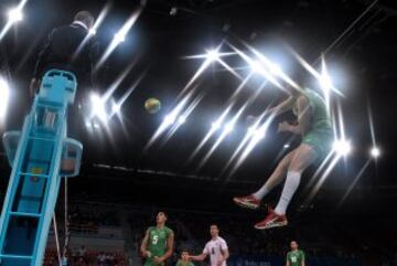Todor Aleksiev de Bulgaria  salta para devolver la pelota durante el partido de cuartos de final de voleibol masculino Turquía vs Bulgaria en los Juegos Europeos 2015 en Bakú