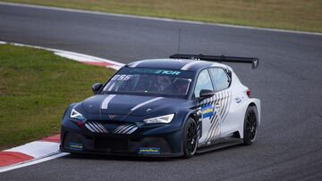 Azcona pilota el Cupra eléctrico durante el fin de semana en Francia.