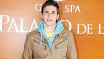 <b>FELICIDADES. </b>El gijonés Pedro cumple hoy 23 años y lo hará como titular en el Sporting.