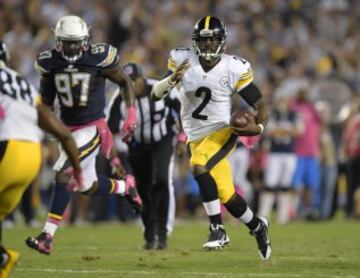 Michael Vick, quarterback de Pittsburgh Steelers, realizando una carrera demostrando que aún tienen nivel para la liga.