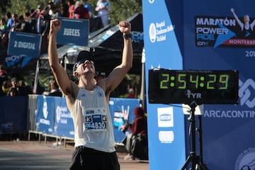 Monterrey vivió una fiesta importante con el Maratón Powerade, donde decenas de corredores desafiaron al frío para cumplir esta meta.