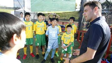 Los j&oacute;venes nipones del JEF United escuchan a Lara.