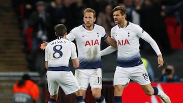 Fernando Llorente, Kane y Winks en un partido del Tottenham en la Premier League.