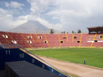 Estadio Monumental de la UNSA: Ubicado en Arequipa, fue sede de la Copa América 2004.Tras el campeonato de selecciones, estuvo sin usar hasta el 2007, año en el cual Melgar decide ejercer su localía allí. Cuenta con un aforo para 50 mil personas.