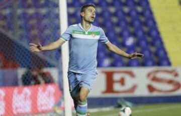 0-1. Salva Sevilla celebra el primer tanto.