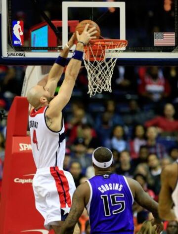 Marcin Gortat (Washington Wizards) machaca el aro ante la mirada de DeMarcus Cousins (Sacramento Kings).