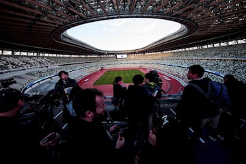 Los Juegos de Tokio (24 de julio-9 de agosto de 2020) no tendrán problemas de retrasos. El primer ministro, Shinzo Abe, inauguró la instalación siete meses antes. El Estadio Nacional, construido sobre el de la edición de 1964, tiene capacidad para 68.000 personas y albergará las ceremonias, atletismo y partidos de fútbol. 