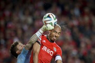 El jugador del Benfica, Luis Da silva "Luisao" ante el portero del Rio Ave, Ederson Moraes.